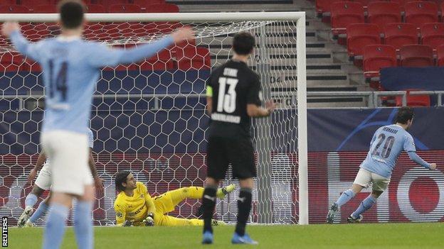 Borussia Monchengladbach 0-2 Man City: 19 wins in a row for Pep Guardiola's  side - BBC Sport