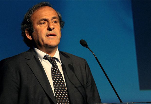 Michel Platini kien quyet bao ve the trang.